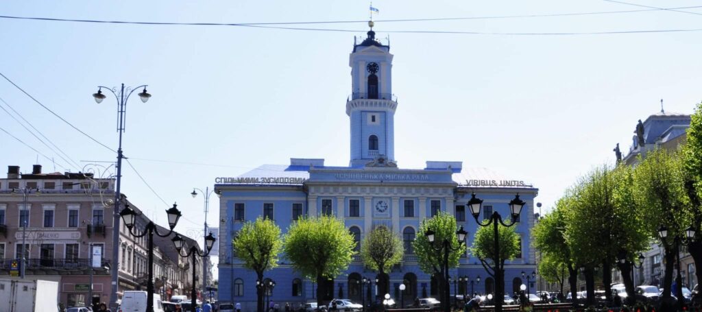 У Чернівцях після реорганізації департаментів та управлінь звільнили 42 людей