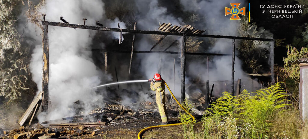 Отруївся чадним газом та обпік ноги. На Буковині у пожежі ледь не загинув 66-річний чоловік