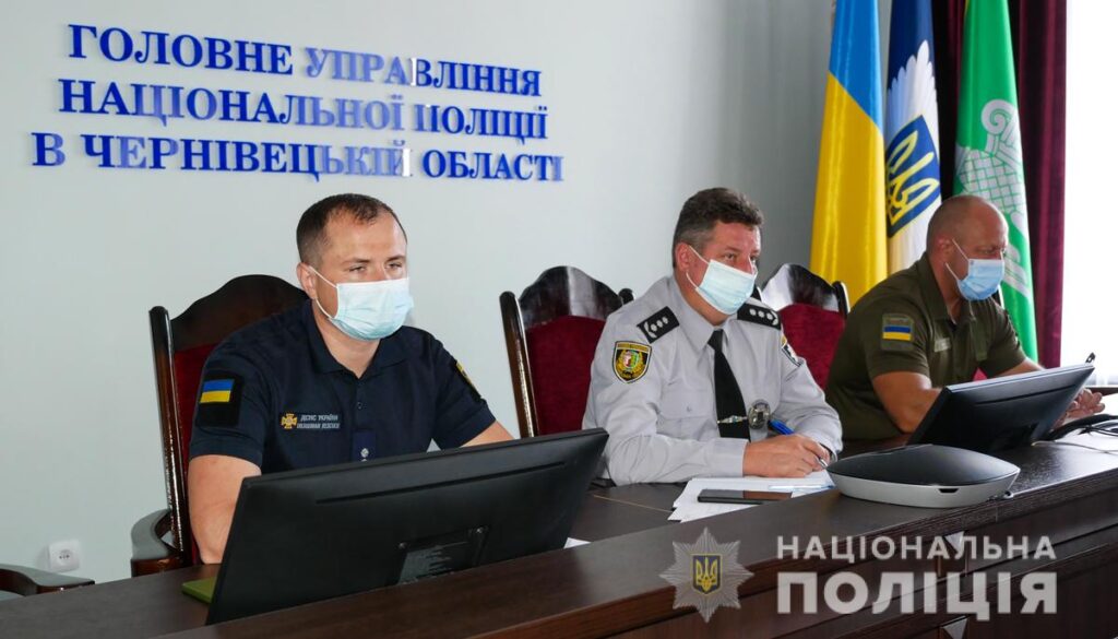 У місцях масового перебування людей працюватимуть кінологи та вибухотехніки. Як готується поліція до святкувань Дня незалежності на Буковині?