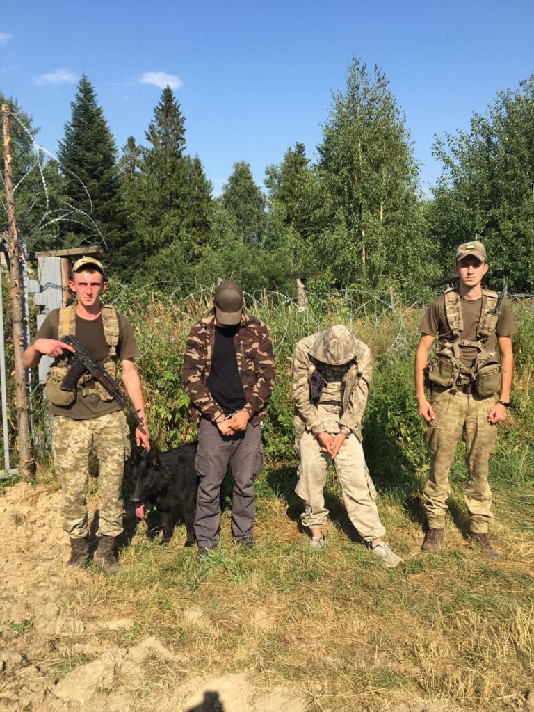 Стрілянина на Буковинському кордоні: двох “пачкарів” прикордонники затримали, інших розшукують