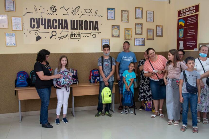 Здали макулатуру, закупили рюкзаки. У Чернівцях учні однієї зі шкіл стали благодійниками