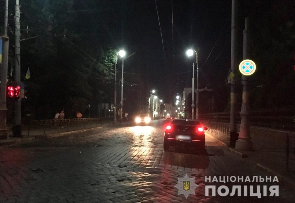 У центрі Чернівців авто збило пішохода, який переходив вулицю на заборонений сигнал світлофора