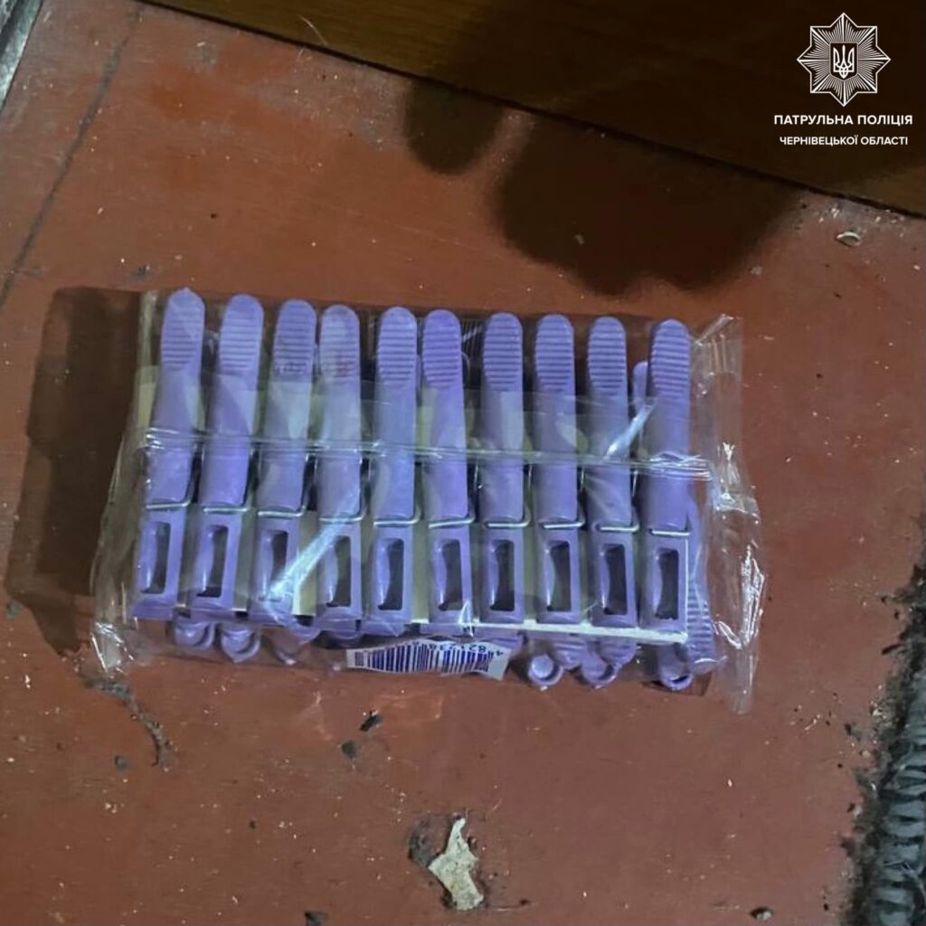 “Алло, поліція? В моїй квартирі бомба!” У Чернівцях п’яний чоловік викликав патрульних, бо злякався пачки прищіпок