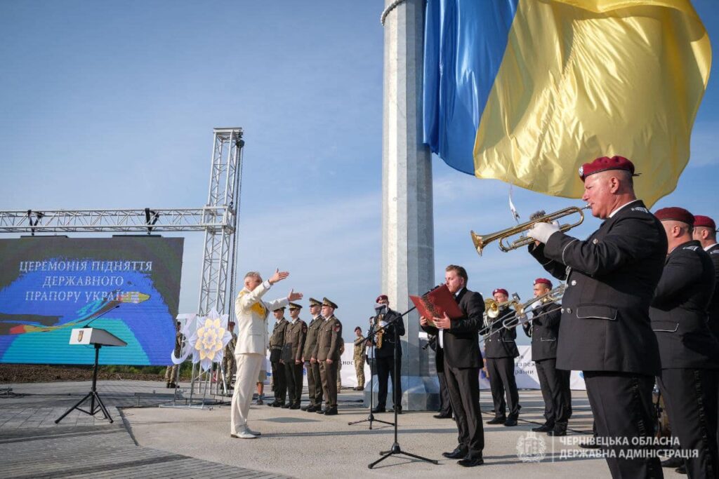 У Чернівцях 23 серпня замайорів наймасштабніший в області Державний Прапор