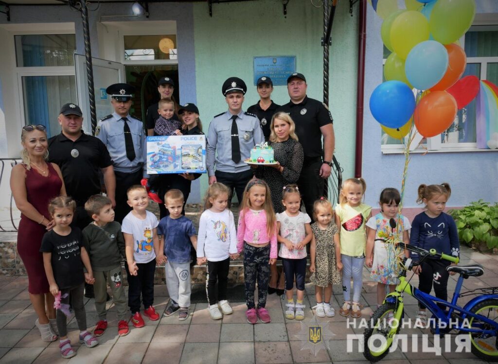 На Буковині поліцейські привітали з Днем народження сина свого загиблого колеги