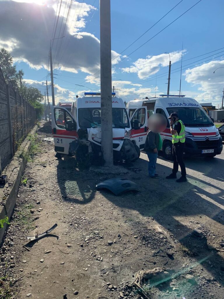 У Чернівцях автомобіль швидкої допомоги потрапив у ДТП. Є травмовані