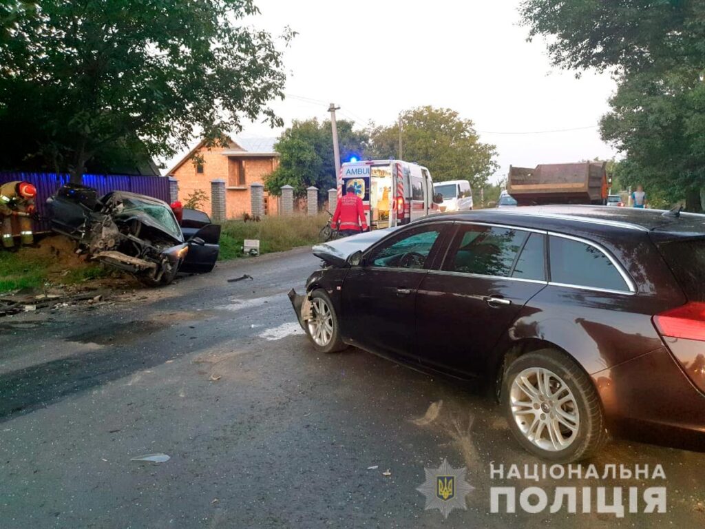 Ранкова ДТП на Буковині: загинула пасажирка. Один із водіїв травмувався, інший втік з місця аварії.
