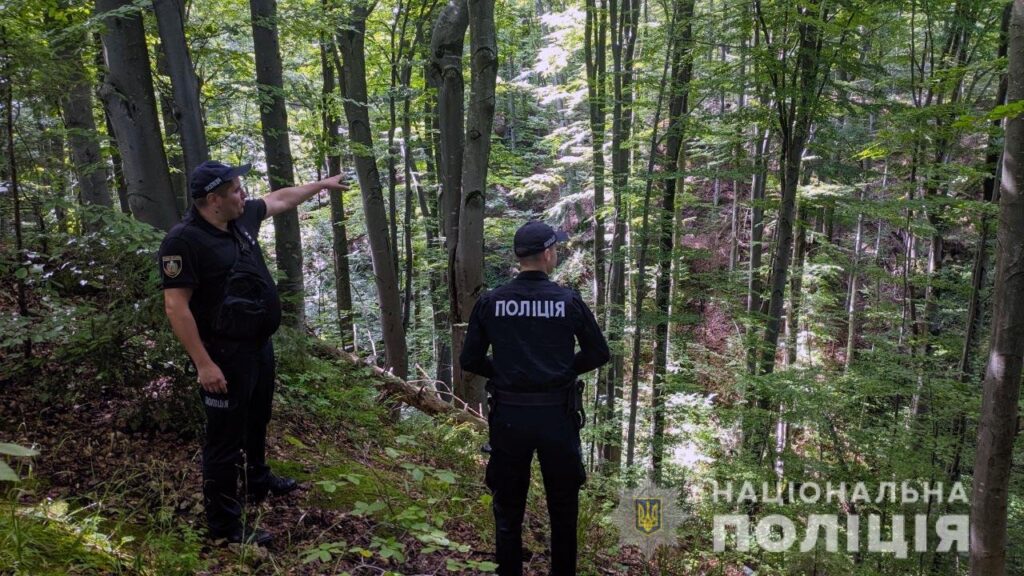 Дрон, службові собаки, правоохоронці, рятувальники і єгері: на Буковині 5 добу шукають зниклого грибника