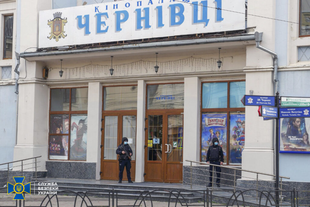 Захопили заручників у кінотеатрі, вимагали броньоване авто, літак і 100 тисяч доларів. У СБУ розповіли подробиці антитерористичних навчань у Чернівцях