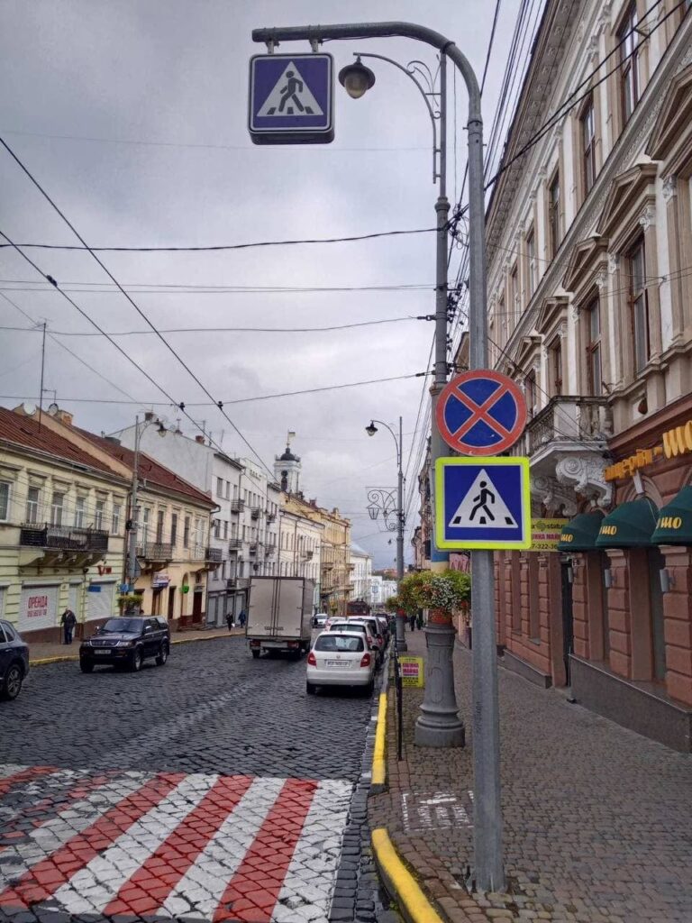 У центрі Чернівців встановили нові дорожні знаки. Вони забороняють зупинку і парковку автомобілів