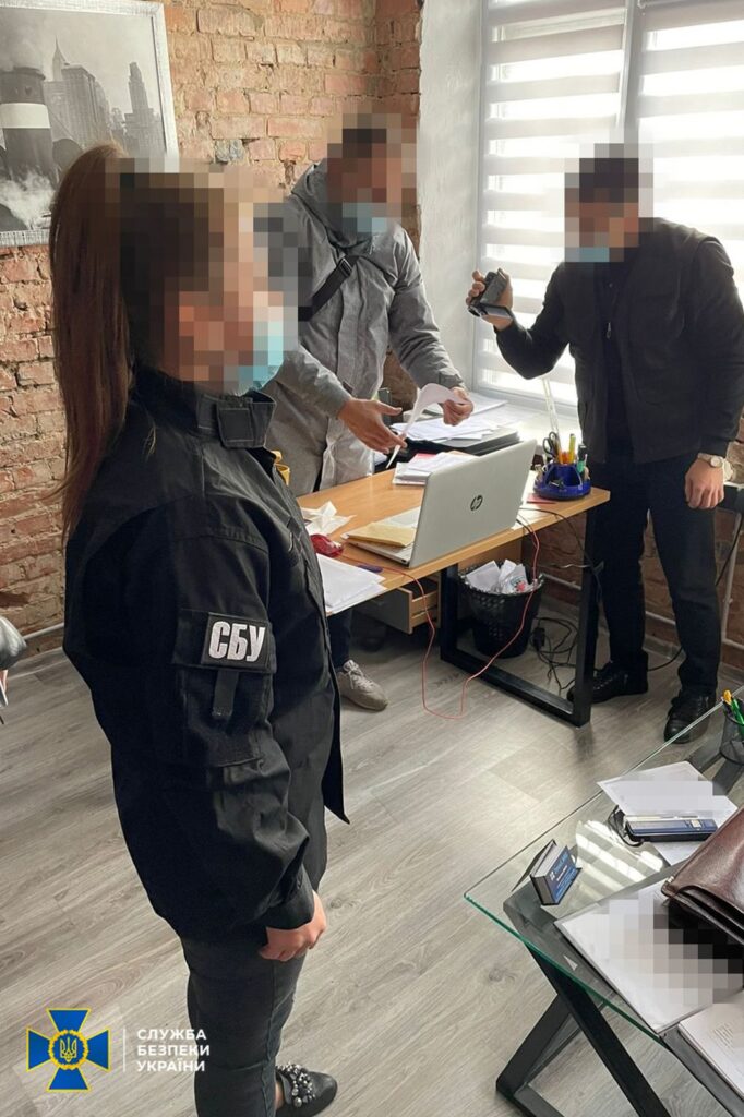 На хабарі викрили двох керівників з підрозділів “Чернівціобленерго”, які вимагали 10 тисяч доларів