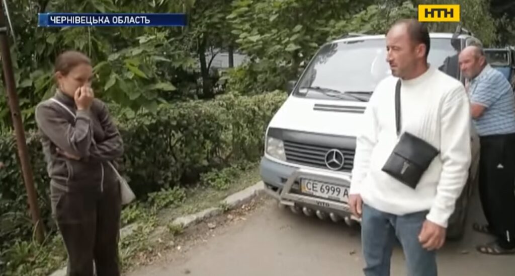 Убивав тварин металевою палицею, а кохана все це жахіття знімала на телефон. Як страшні кадри потрапили в мережу й чому сусіди захищають шкуродера?