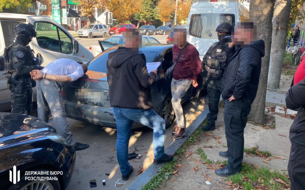 5 500 доларів за безперешкодне перевезення контрабандних цигарок: на Буковині затримано поліцейського та його спільника