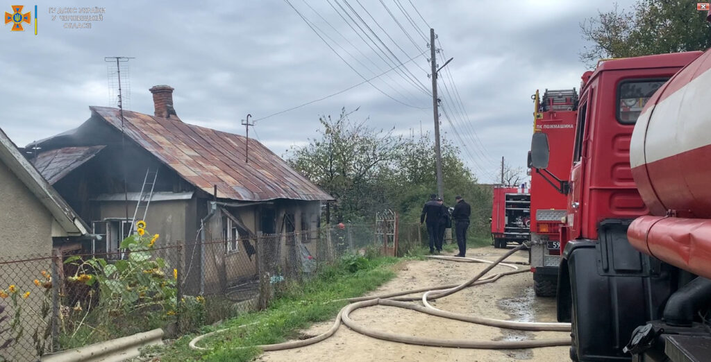 Ранкова пожежа у Чернівцях: мама, рятуючи трьох дітей, вибігла з палаючого будинку