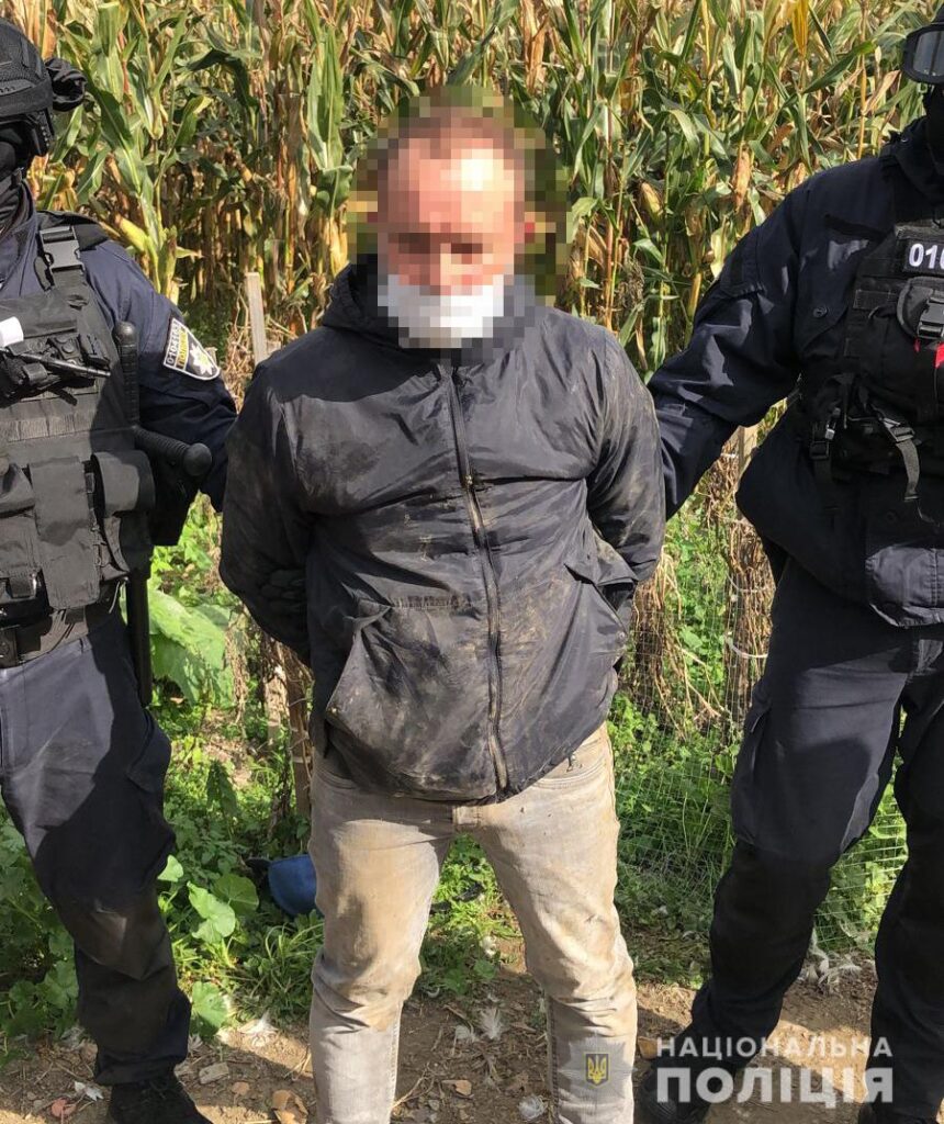 Вимагав гроші, бив та погрожував: у Чернівцях затримали чоловіка за вимагання 1000 доларів «моральної компенсації»