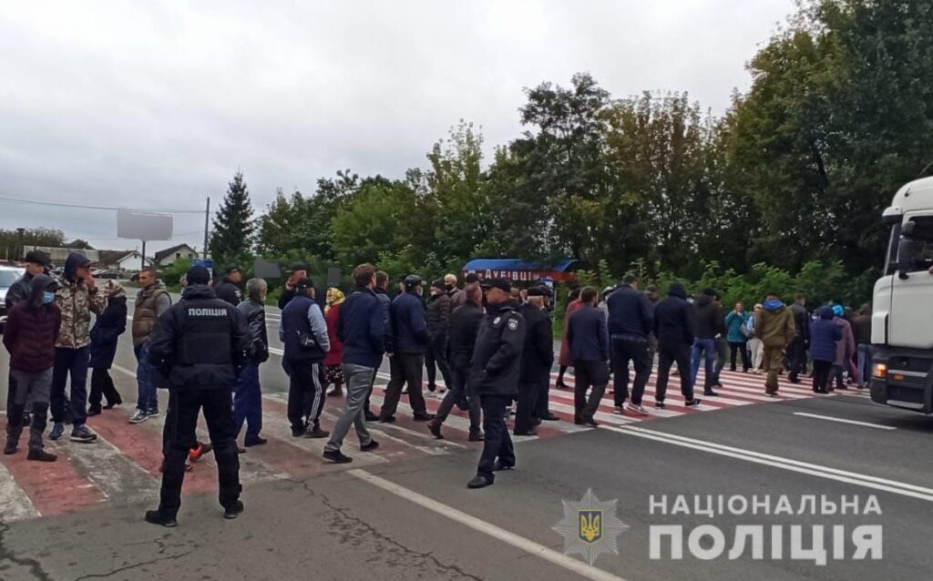 Протест на Буковині: у Дубівцях люди перекрили дорогу з вимогою відновити до їхніх будинків газопостачання