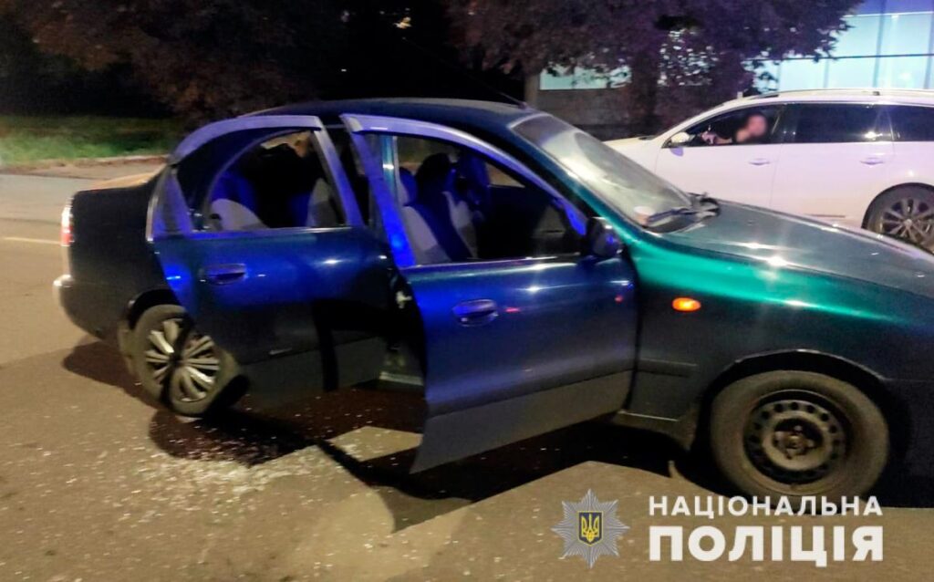У Чернівцях обстріляли автомобіль з дітьми. Подробиці від поліції