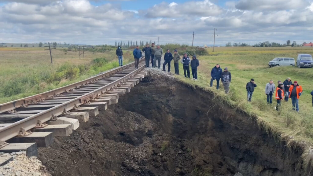БЕЗ КОМЕНТАРІВ: Провалля під колією. Відео з місця події