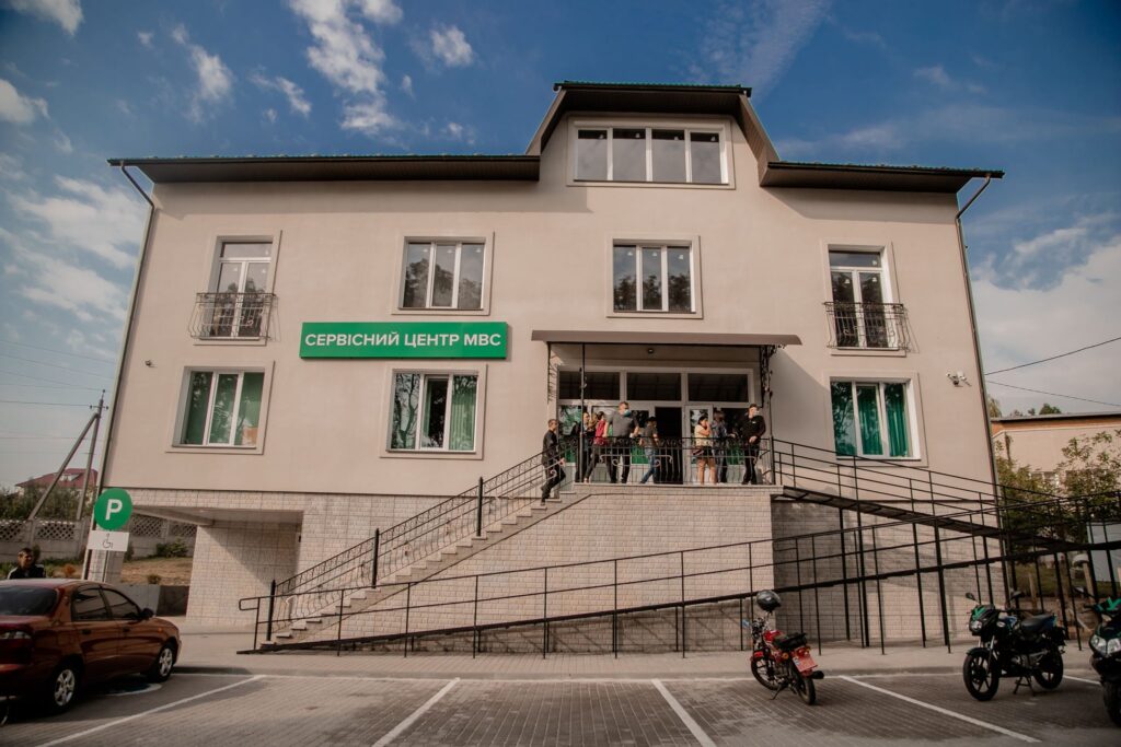 На Буковині відкрили оновлений сервісний центр МВС