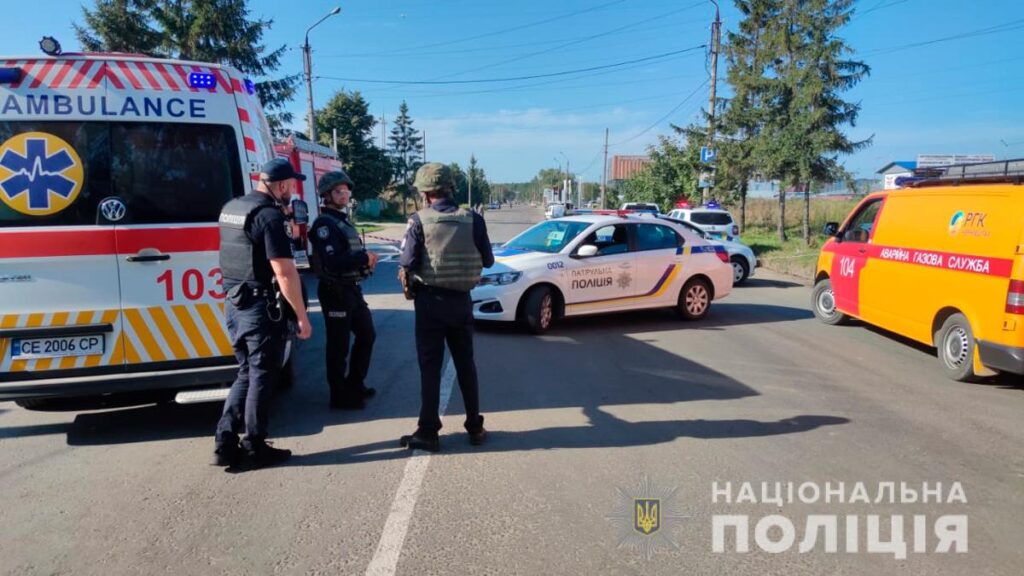 Поліція інформує про перебіг навчальної спецоперації у Чернівцях: правоохоронці оглядають місце події