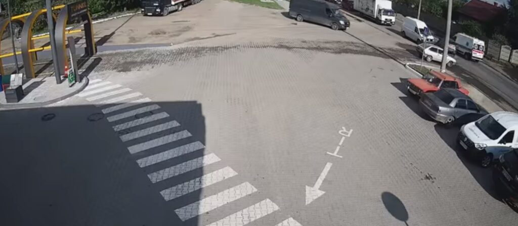 ДТП на Хотинській за участю швидкої допомоги. Відео з камери спостереження