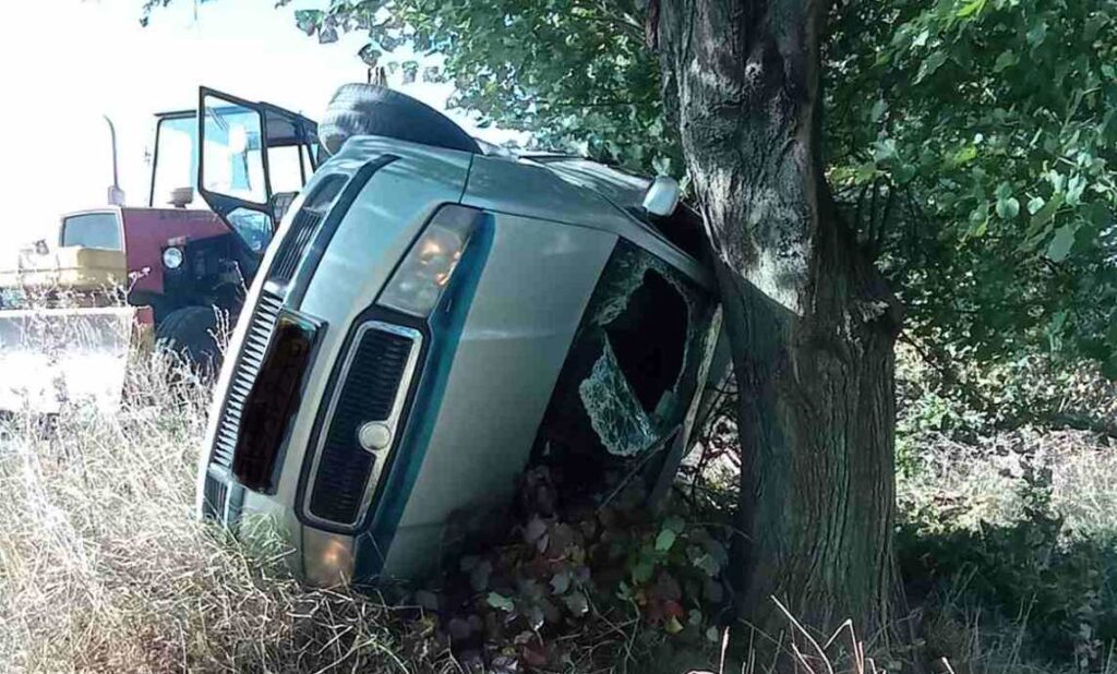 На Буковині поліція розшукує водія “Волги”. Він створив аварійну ситуацію на дорозі, що привело до перекидання іншої автівки
