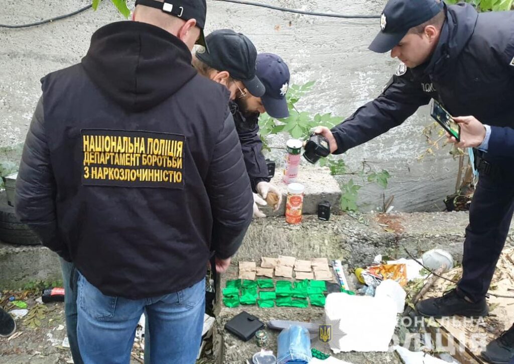 Торгував канабісом: у Чернівцях затримали 18-річного хлопця, якого підозрюють у збуті наркотиків через інтернет