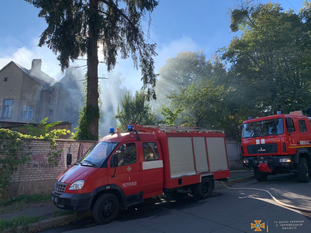 Гарячі вихідні на Буковині: рятувальники ліквідували 11 пожеж. На одній з них виявлено тіло чоловіка, а під час іншої врятовано людину