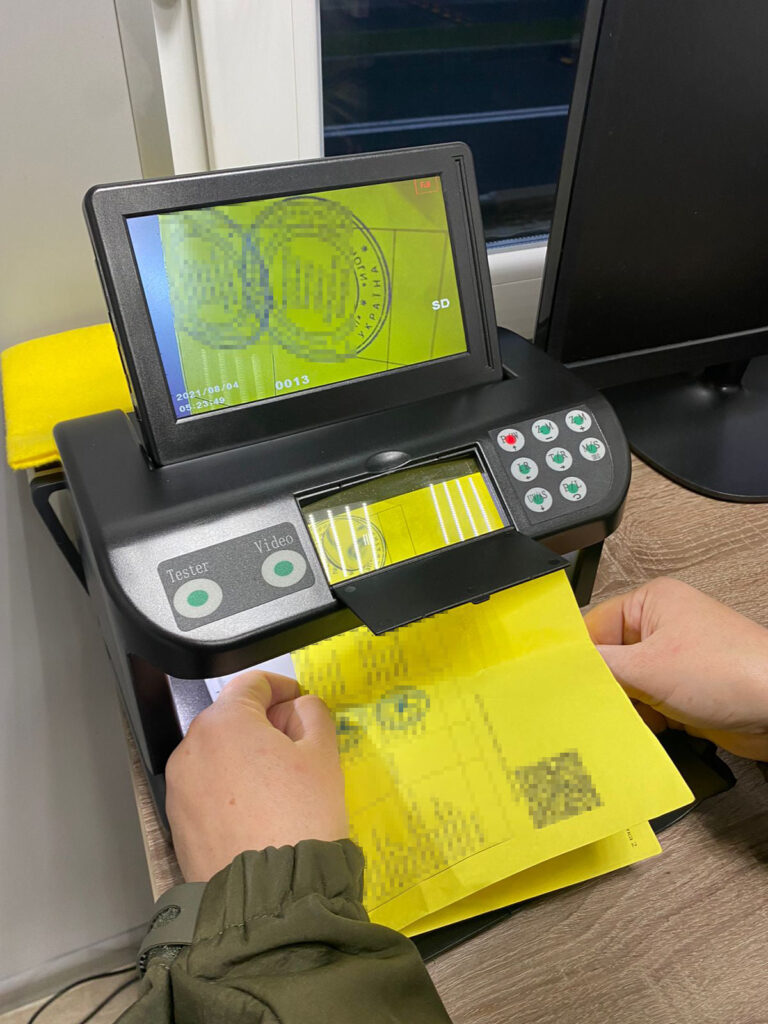 У пункт пропуску “Порубне” затримали хмельничанина, який підробив сертифікат про вакцинацію і хотів підкупити прикордонника