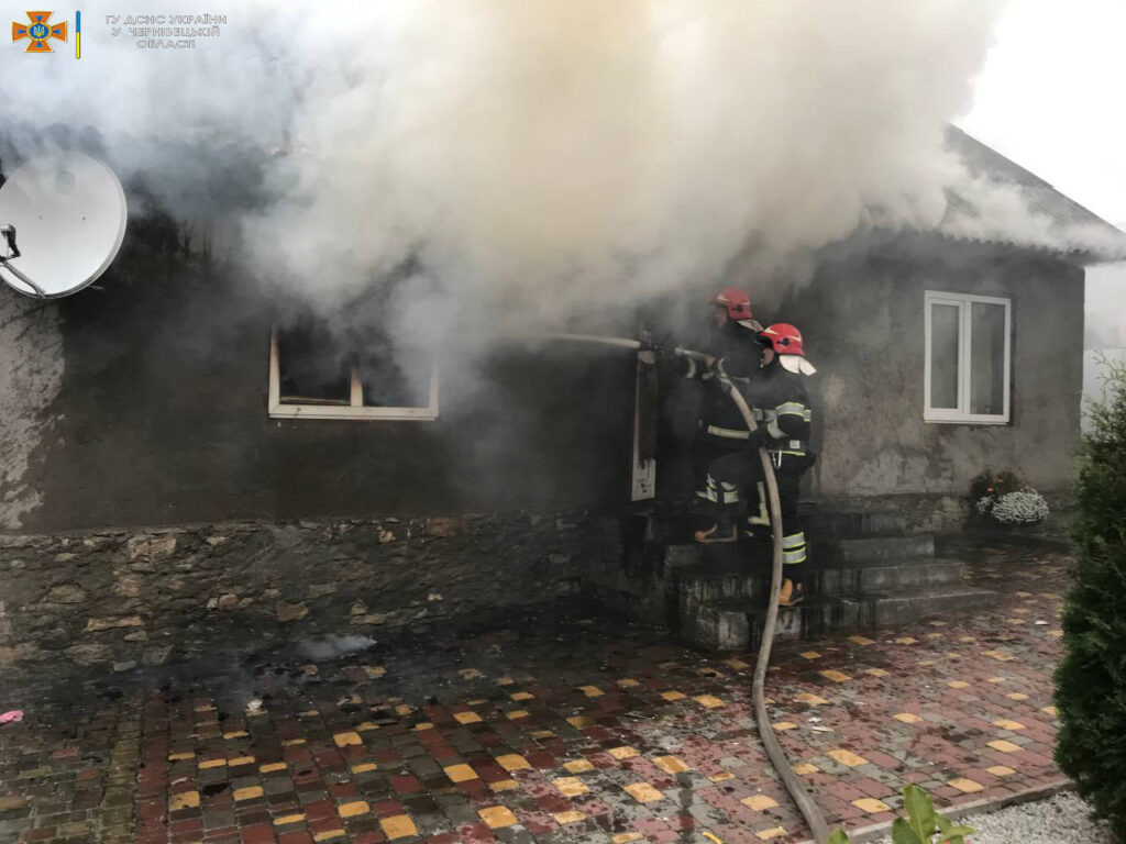 6 пожеж протягом доби: на Буковині горіли літня кухня, житловий будинок та господарська будівля