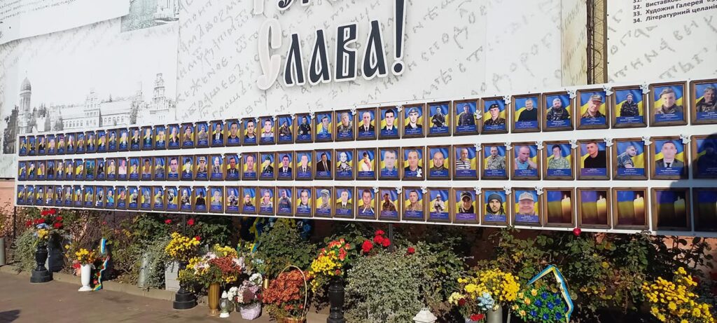 На Центральній площі у Чернівцях розтрощили портрети загиблих героїв АТО