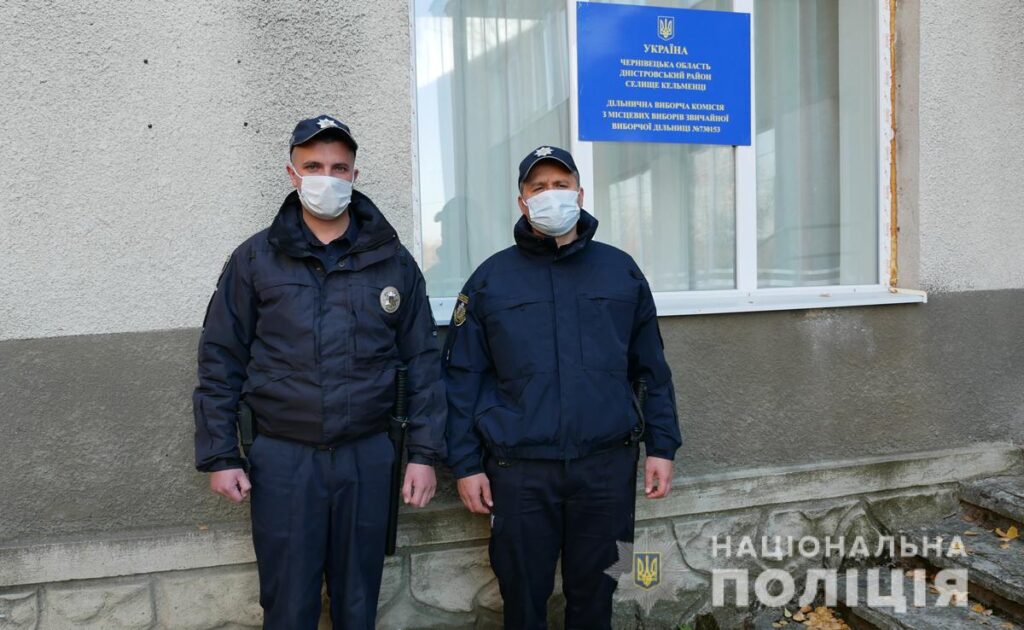 У Кельменцях завершилось голосування за нового селищного голову. Рахують голоси