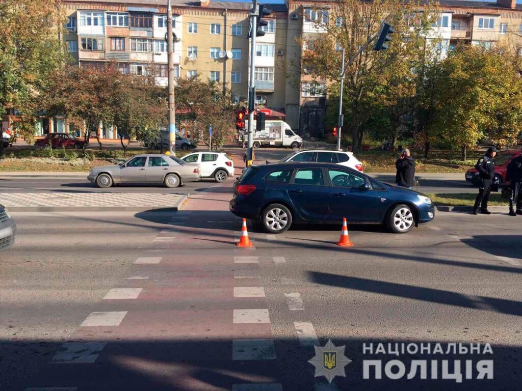 ДТП у Чернівцях: на пішохідному переході авто збило дівчину