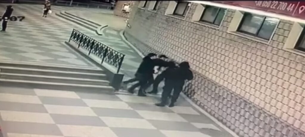 Бійка біля “Формаркету” у Чернівцях: п’яний хлопець накинувся з кулаками на охоронця