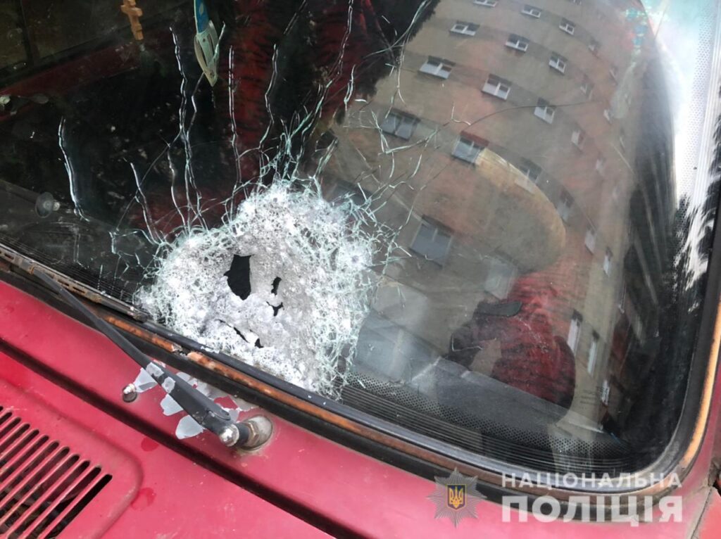 Стрілянина у Чернівцях: невідомі обстріляли автомобіль під час руху. Поранені водій і пасажирка
