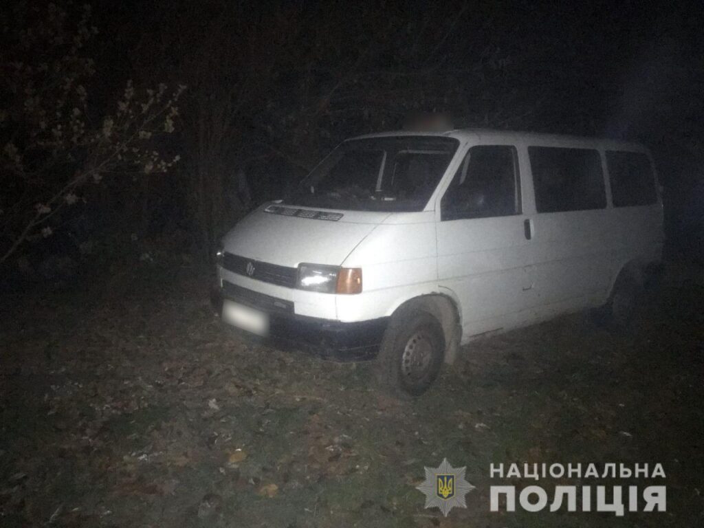 Сів у таксі, а опинився у лікарні. У Чернівцях таксист під час суперечки поранив п’яного пасажира викруткою в живіт