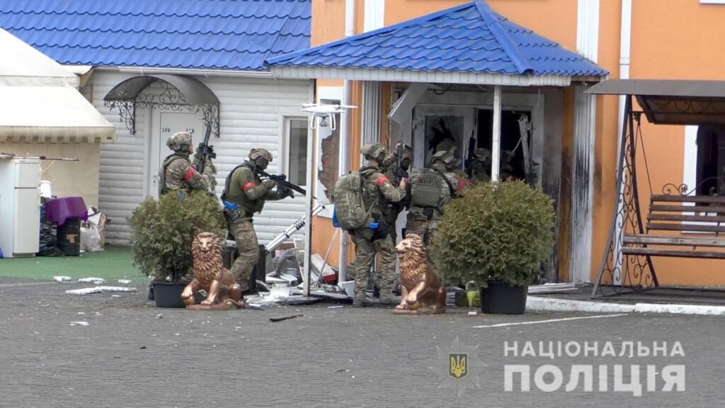 Учбово-тренувальні навчання правоохоронців: у Чернівцях бійці спецпідрозділу КОРД звільняли заручників у одному з готелів