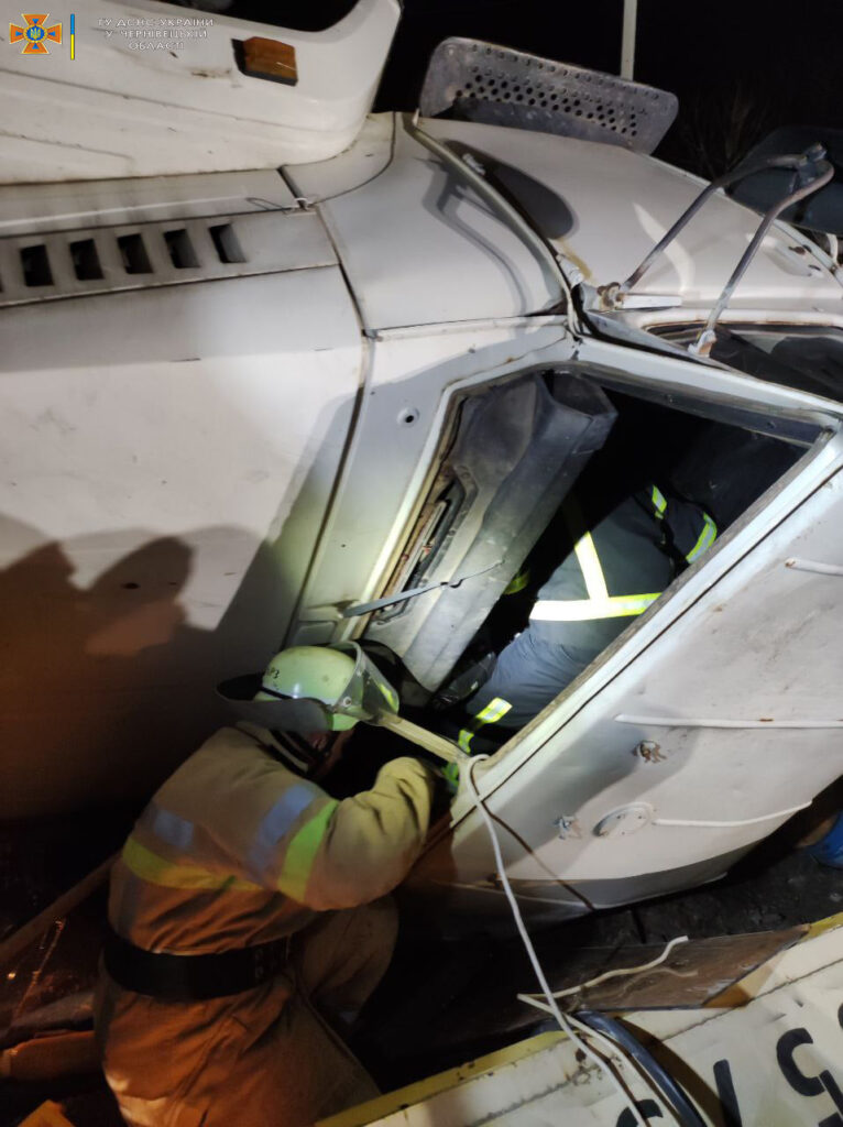 У Чернівцях перекинувся автокран. Водія з кабіни витягували рятувальники