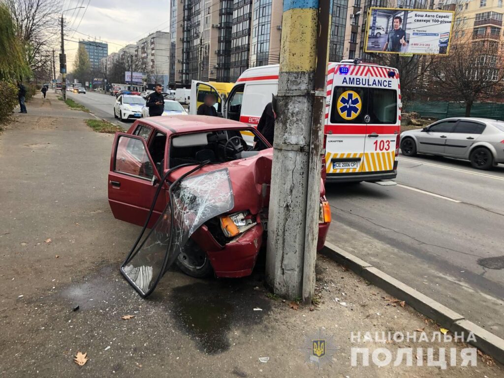 У Чернівцях через відкритий люк сталася ДТП. Водій в лікарні