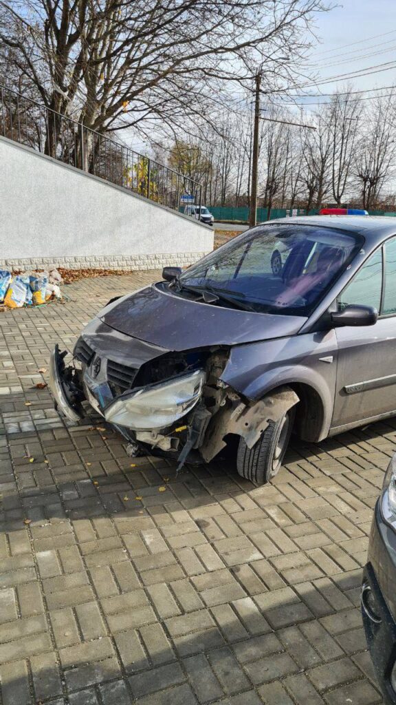 У Чернівцях п’яний водій вїхав у зупинку громадського транспорту та втік з місця події