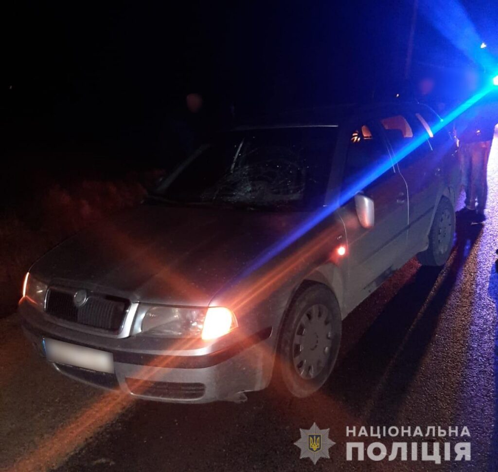 На Вижниччині травмувалася жінка, яка раптово вибігла на дорогу і потрапила під колеса авто