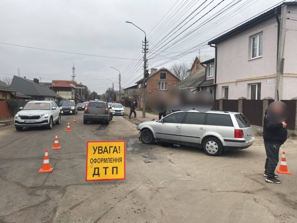 Через ДТП на вулиці Миру у Чернівцях ускладнено рух
