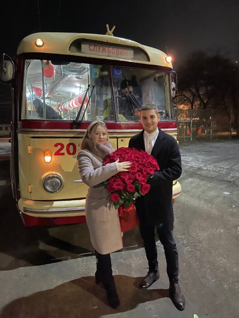 У Чернівцях хлопець освідчився своїй дівчині у ретро-тролейбусі