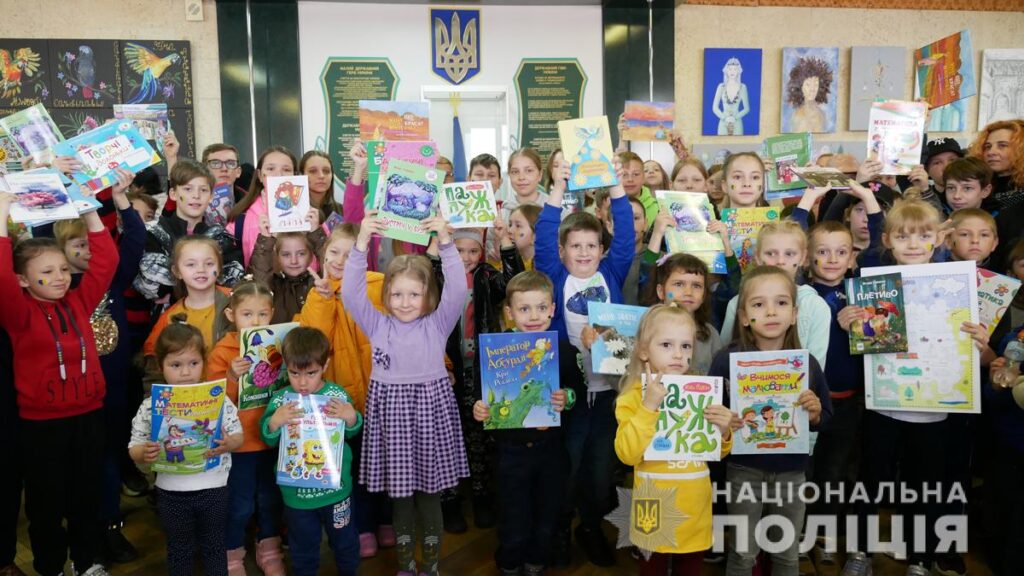 “Українським дітям – українську книгу”: у Чернівцях поліцейські провели благодійну акцію для вимушено переселених дітей