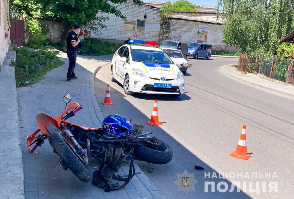 У Чернівцях загинув мотоцикліст. Він в’їхав у бетонну стіну будинку на Кармелюка
