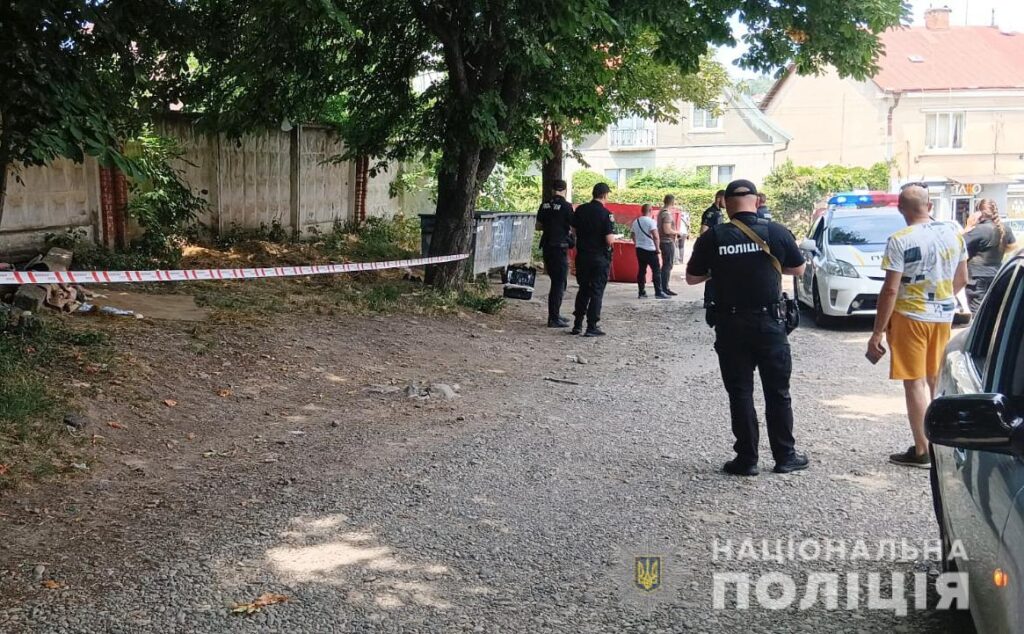 Ударив ножем і втік: у Чернівцях розпиття спиртного ледь не закінчилося вбивством