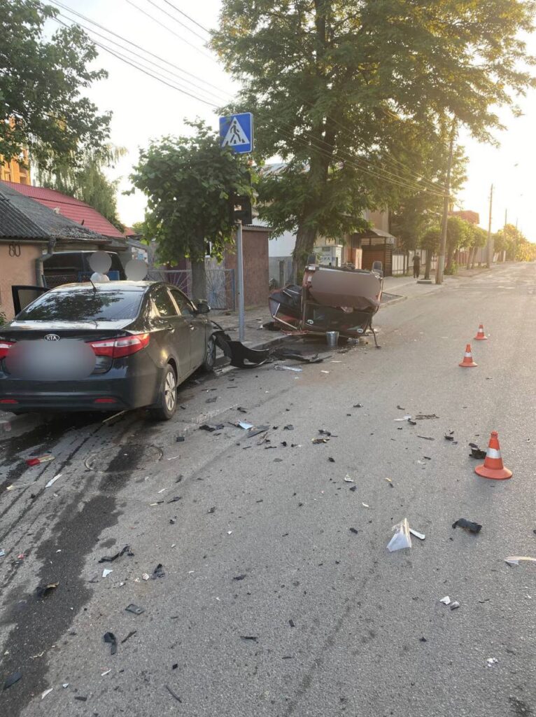 Ранкова ДТП у Чернівцях: автомобіль від удару перекинувся на дах