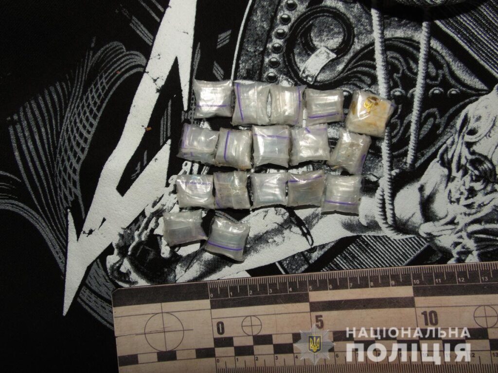 У Чернівцях затримали 21-річного наркоторговця, який залишав по місту “закладки”