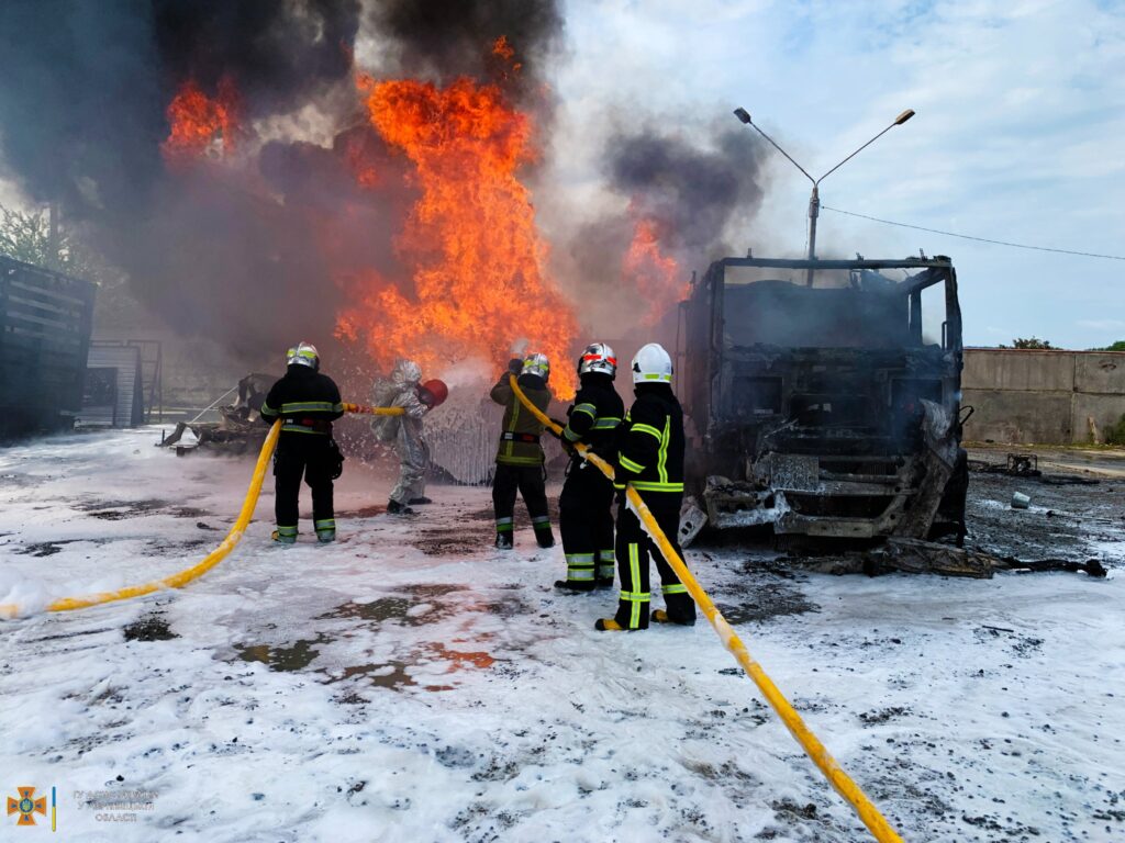 Горіли три цистерни і тягач: рятувальники розповіли подробиці масштабної пожежі у Чернівцях