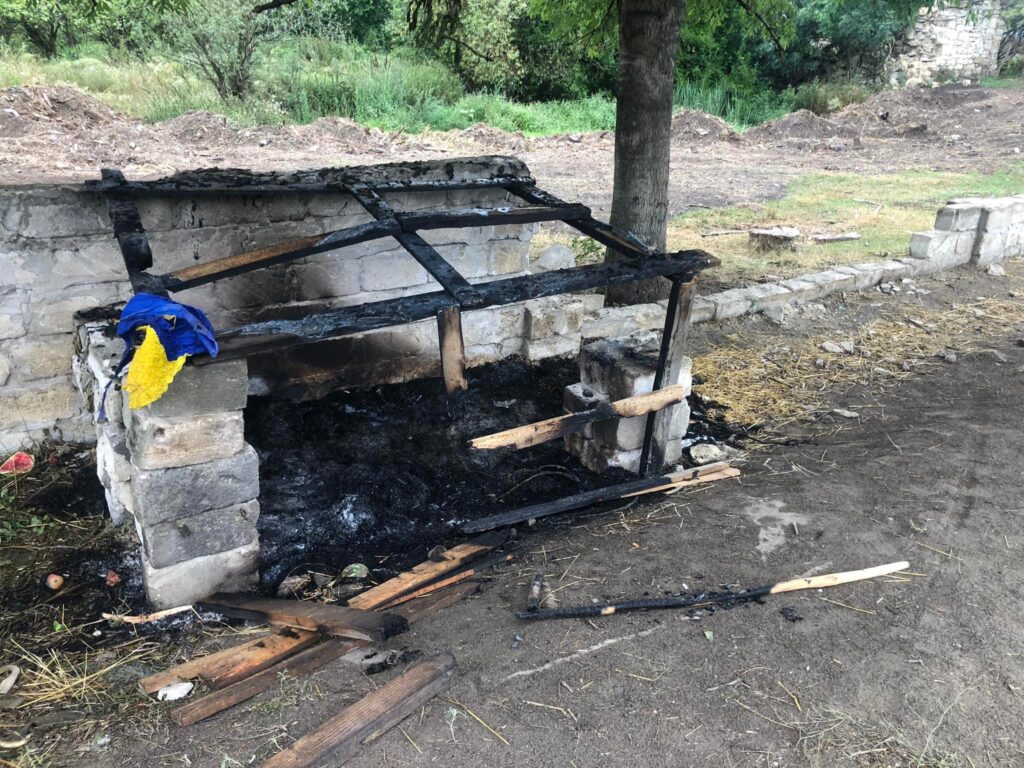 На Сокирянщині розшукують зловмисників, які спалили імпровізований дитячий блокпост